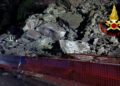 Frana sull’Aurelia nel ponente di Genova, vigili del fuoco al lavoro