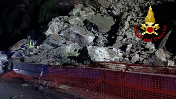 Frana sull’Aurelia nel ponente di Genova, vigili del fuoco al lavoro