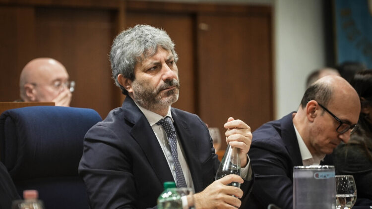 Salario minimo in Campania, sindacati divisi e opposizioni all’attacco