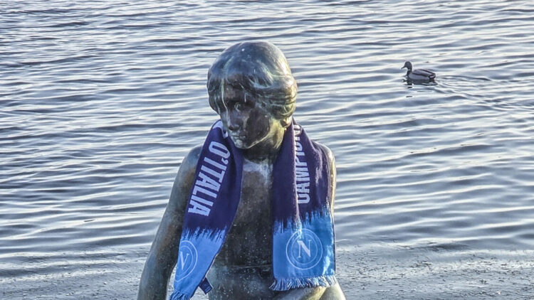 Champions League, la sciarpa del Napoli sulla sirenetta a Copenaghen