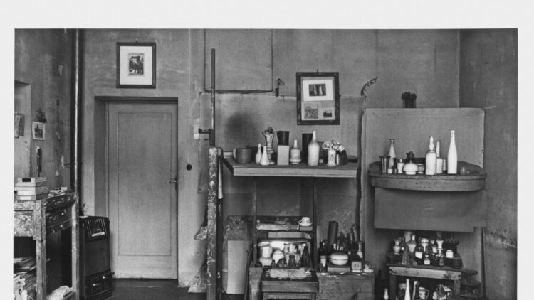 Alle Gallerie d’Italia lo studio di Morandi nelle foto di Berengo Gardin