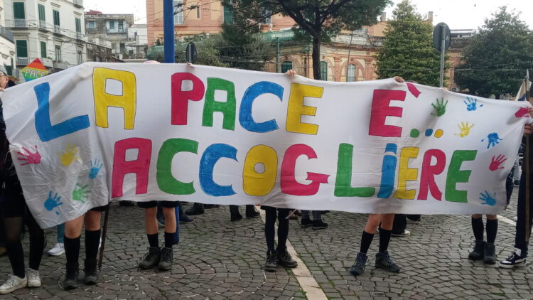 A Portici ‘cammino per la pace’ con bandiere arcobaleno