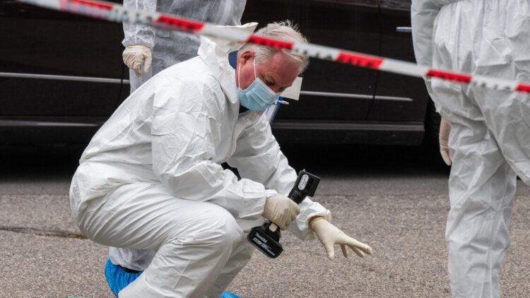 Uomo precipita da un palazzo e muore vicino piazza Duomo a Milano