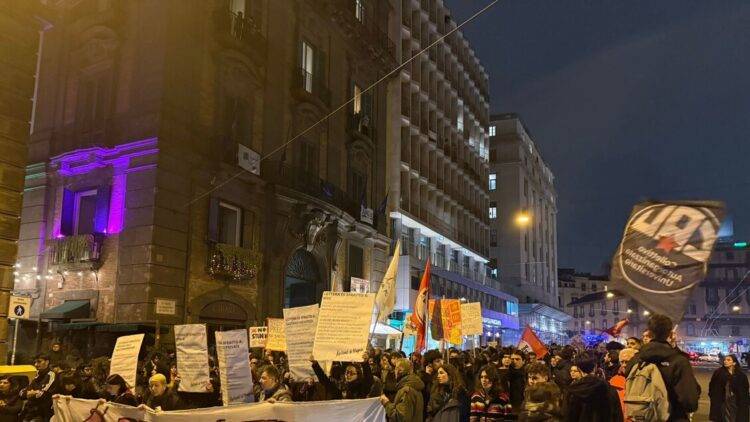 Corteo a Napoli per il diritto all’abitare, ‘La casa sì, gli sfratti no’
