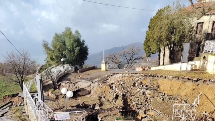 Nel Salernitano una frana vicino al Santuario dei Cordici