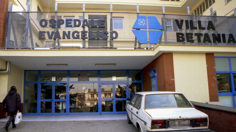 Giovane uccisa a Napoli con una coltellata alla schiena