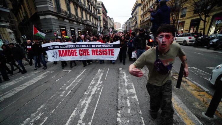 Napoli, corteo pacifico contro gli sgomberi dei centri sociali