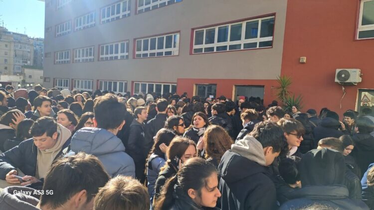 Lezioni del liceo Alberti spostate a Fuorigrotta, scatta la protesta