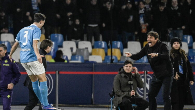 Il Napoli soffre e batte la Fiorentina ma perde Di Lorenzo per infortunio