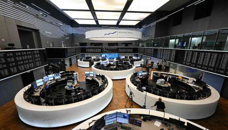 Ultima seduta della settimana in verde per le Borse europee, tonfo del 25% per Stellantis