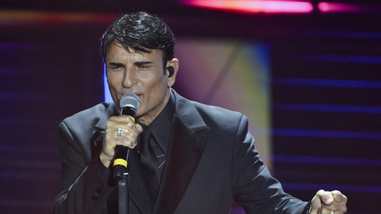 L’Ariston impazzisce per Sal da Vinci e lui si commuove