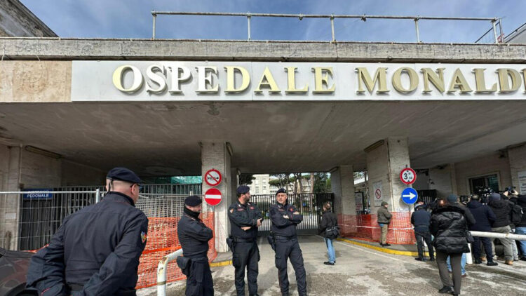 Bimbo morto a Napoli, avvisi di garanzia e sequestro cellulari