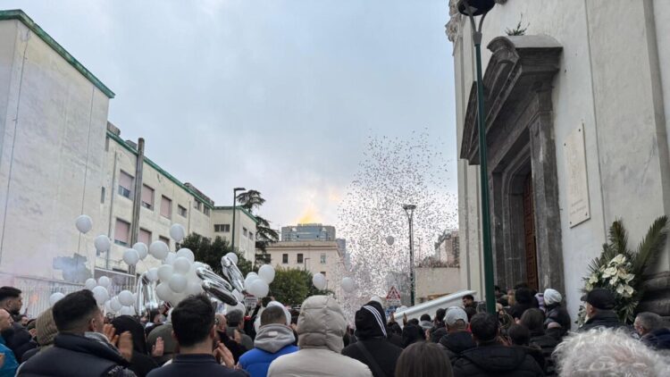 Lacrime e applausi ai funerali di Jlenia, fratello resta in cella