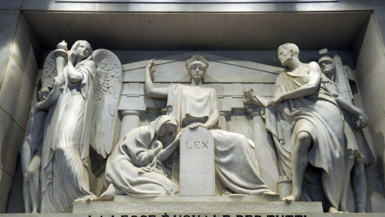 Morto dopo crollo dalla Galleria Umberto, Cassazione conferma due condanne