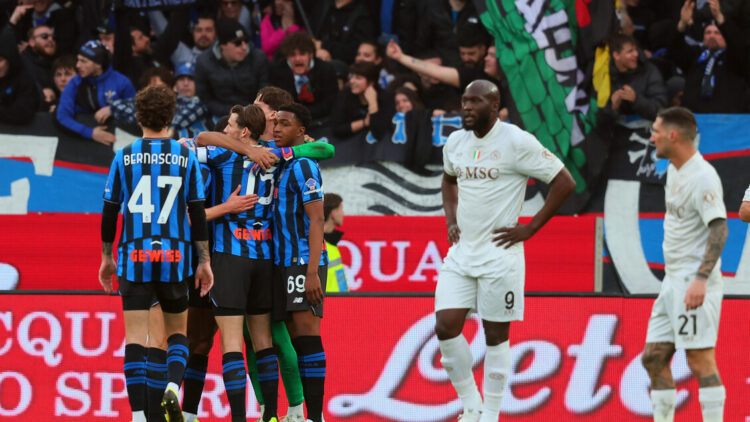 L’Atalanta rimonta 2-1 il Napoli, la furia del ds Manna