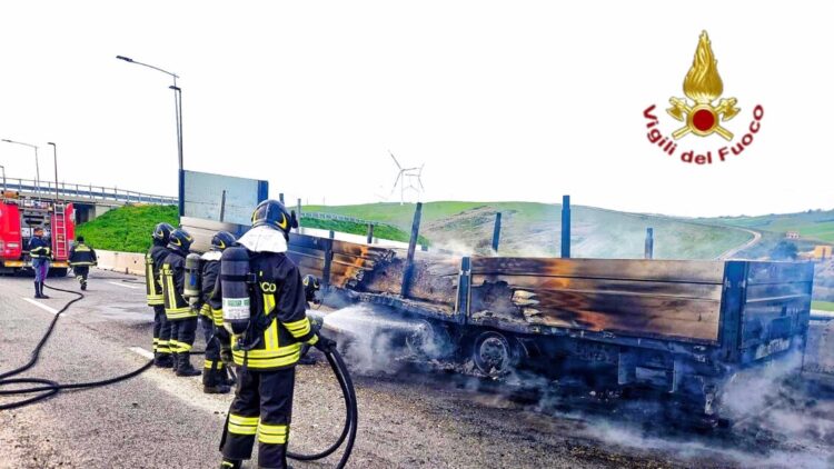 Autoarticolato in fiamme sull’A16, autista in salvo