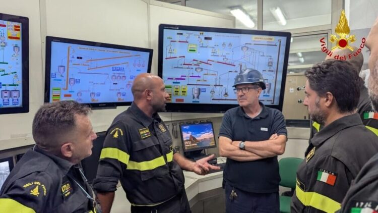 Crolla palazzina disabitata a Licata, si cerca un uomo