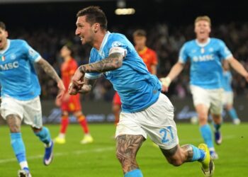 Il Napoli rimonta il Lecce e vince: per Conte decisivi i cambi. Paura per Banda nel finale