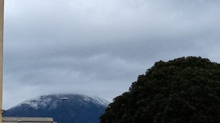Maltempo, torna la neve sulla cima del Vesuvio
