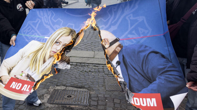 Al corteo bruciate foto di Meloni, scontro totale sul referendum