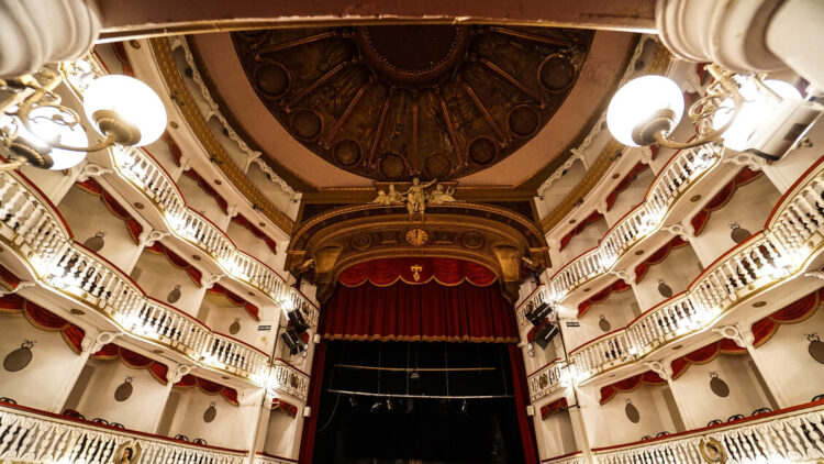 ‘Rinascerà come una fenice’, Giuli annuncia l’acquisto del Sannazaro