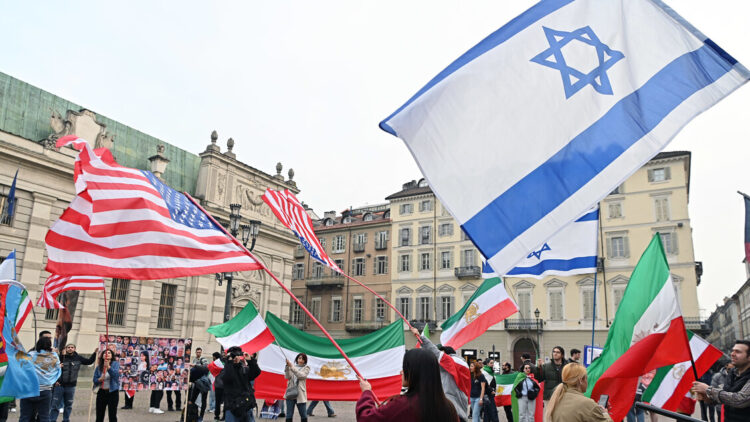 Iran, a Torino in piazza manifestanti con bandiere Usa e Israele