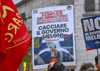 Centri sociali in piazza a Napoli, ‘no del popolo, ora Meloni si dimetta’