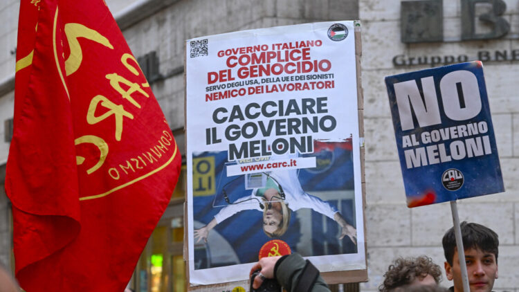 Centri sociali in piazza a Napoli, ‘no del popolo, ora Meloni si dimetta’