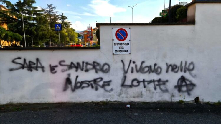 Murales anarchico a Viterbo, ‘Sara e Sandro vivono nelle nostre lotte’