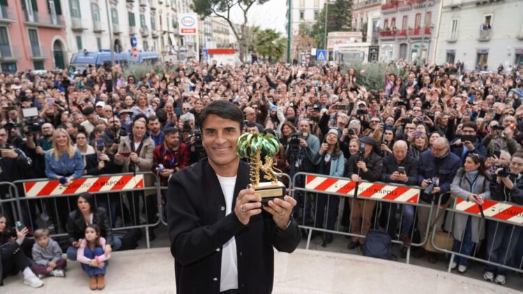 Calcio: Sal Da Vinci canta ‘Per sempre sì’ al Maradona prima di Napoli-Torino