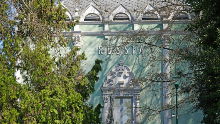 La Biennale assicura il rispetto delle sanzioni, ma Giuli valuta le carte