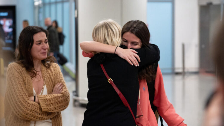 Arrivato a Fiumicino il primo volo con gli italiani rientrati dall’Oman. Farnesina invia funzionari