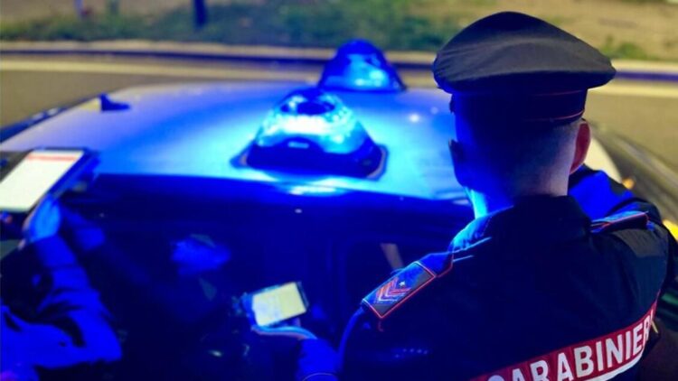 L’afferra per i capelli e la trascina fuori dalla discoteca, poi la picchia