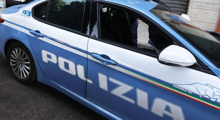 Roma, auto non si ferma a controllo polizia e in fuga provoca incidente: 3 morti