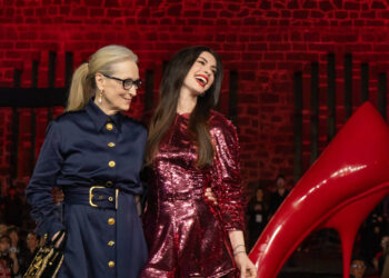 Il Diavolo Veste Prada 2, Streep e Hathaway nelle prime foto del tour mondiale