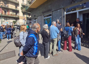 Clienti in fila tra rabbia e sollievo, polemiche sulla sicurezza