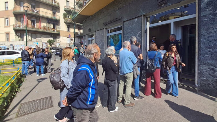 Clienti in fila tra rabbia e sollievo, polemiche sulla sicurezza