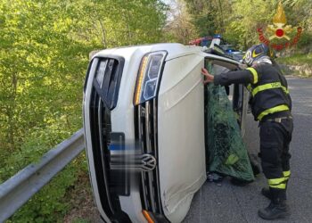 Roma, auto si ribalta dopo incidente: feriti mamma e due bambini