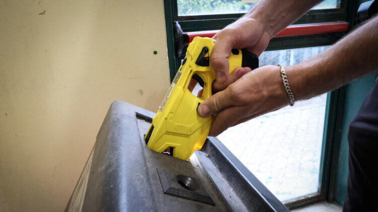 A Milano la Polizia locale avrà in dotazione il taser, ok dall’Aula