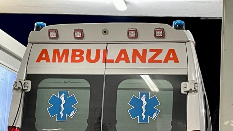 Lite tra ragazzini su un treno, uno tenta di dare fuoco all’altro