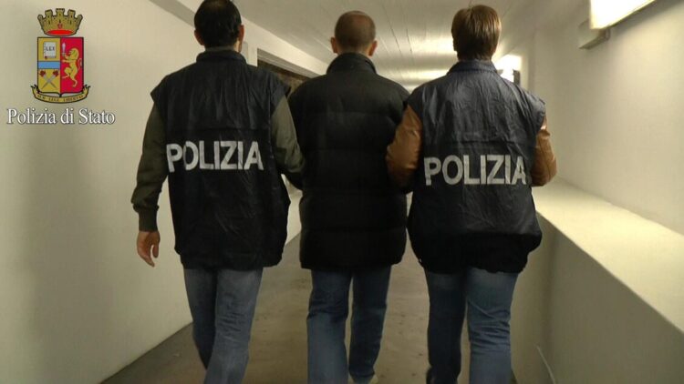 Abusi su un 12enne nel Napoletano, arrestato un commerciante di 47 anni