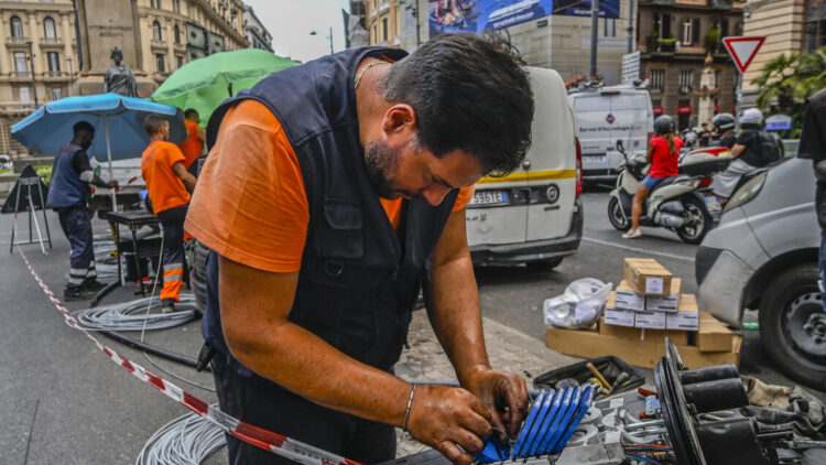 Riattivate linee elettriche e illuminazione in centro storico a Napoli