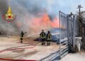 Incendio accanto a fabbrica nel Casertano, di origine dolosa l’ipotesi