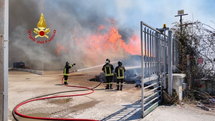Incendio accanto a fabbrica nel Casertano, di origine dolosa l’ipotesi