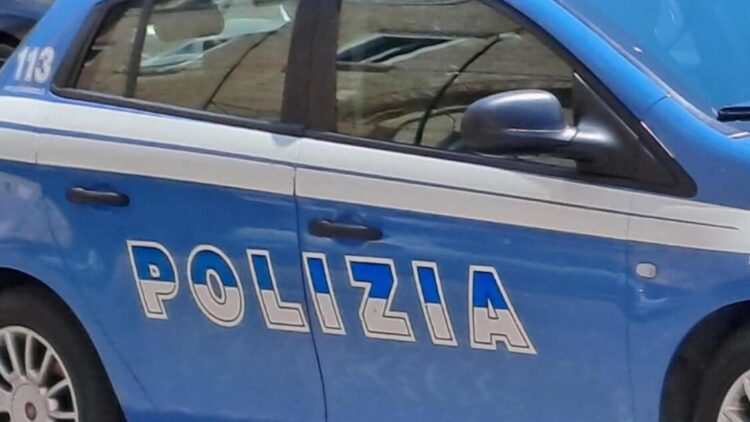 Vestito di nero con mitra vicino alla Cumana, sui social video stile Gomorra