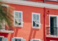 Il caldo costa fino a 600 euro al mese a famiglia tra bollette e consumi: i costi extra