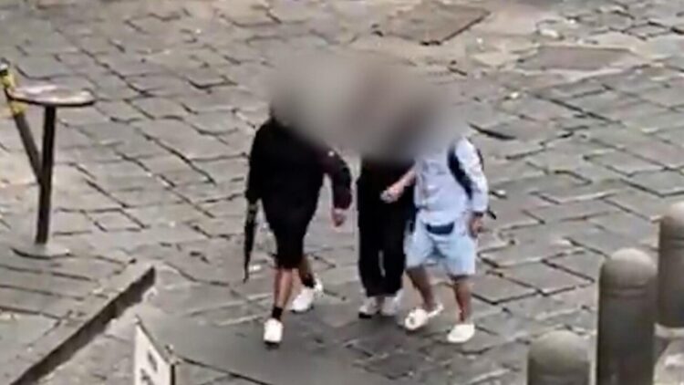 Paura a Napoli, gira per strada puntando un Kalashnikov