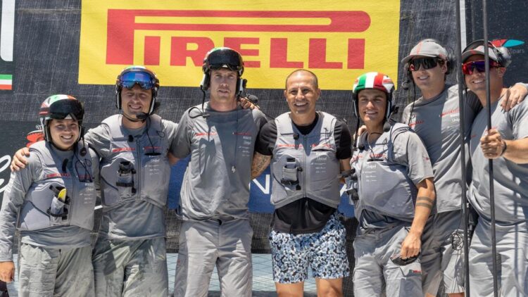 America’s Cup: Cannavaro sull’AC40 di Luna Rossa nelle acque di Napoli