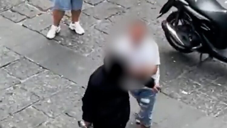 Sparatoria in centro a Napoli, fermati pistolero e l’uomo col Kalashnikov