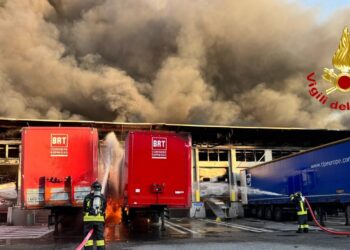 Operazioni complesse per spegnere vasto incendio a Milano, nessun ferito